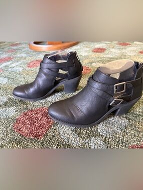 MADDEN GIRL STRAPPY CUT OUT BLACK ANKLE BOOTS, LIKE NEW, SIZE 7.5 M
